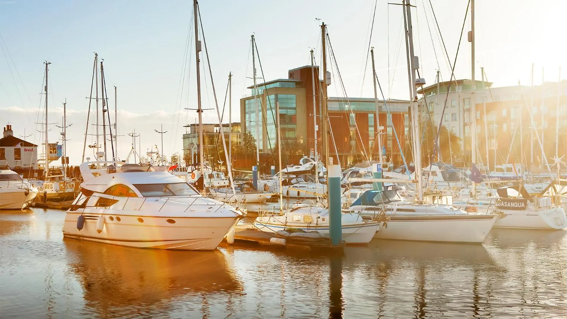 Boutique 2Bdrm Suite On Marina- 203 Kingston upon Hull Apartment